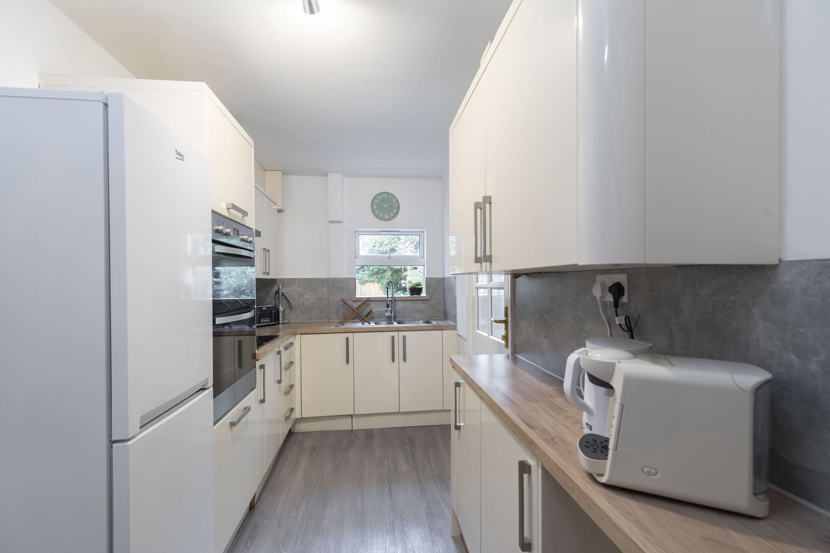 Coffee/tea maker, fridge, microwave, oven