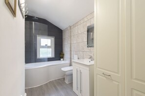 Hair dryer, towels - Central 3 Bedroom Home for 7 Guests (Cheltenham)