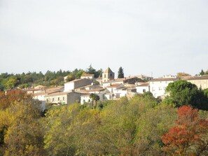 A town with buildings and a church. - L'Oustalet - FRAISSE CABARDES (FRAISSE CABARDES)