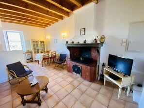 Televisión y chimenea 