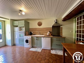 Een microgolfoven, een vaatwasser