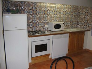 Fridge, microwave, oven, dishwasher - Etang view - BAGES (BAGES)