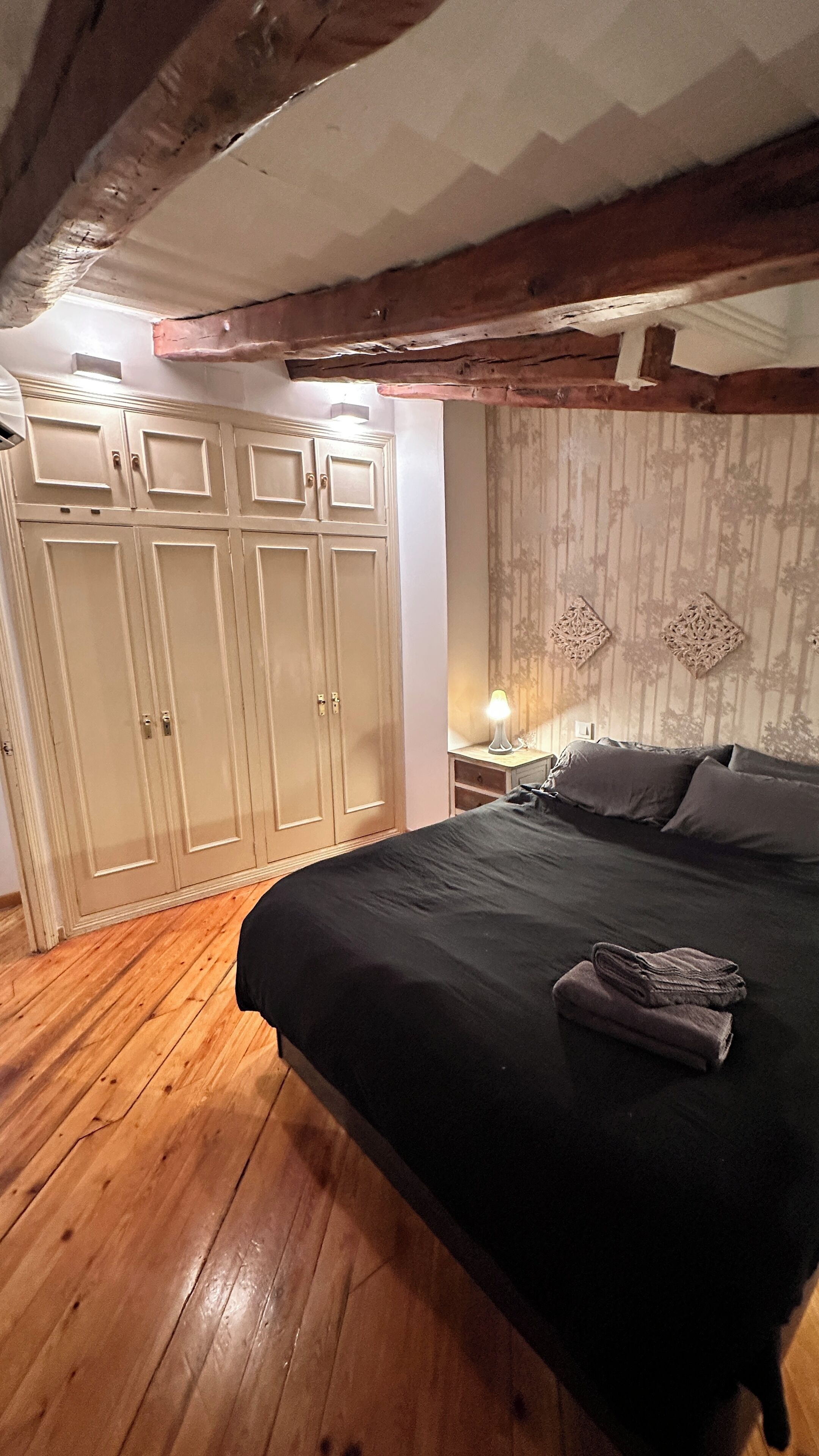 Een strijkplank/strijkijzer, wifi, beddengoed