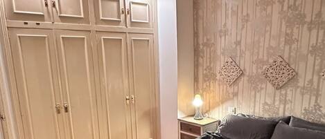 Een strijkplank/strijkijzer, wifi, beddengoed