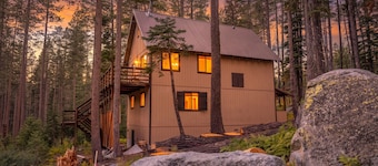 Ticket To Ride -Fun, Cozy, Close to it all, Cabin!