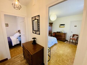 A room with a bed, dresser, and a mirror on the wall. - L'Instant Canal - TREBES (TREBES)