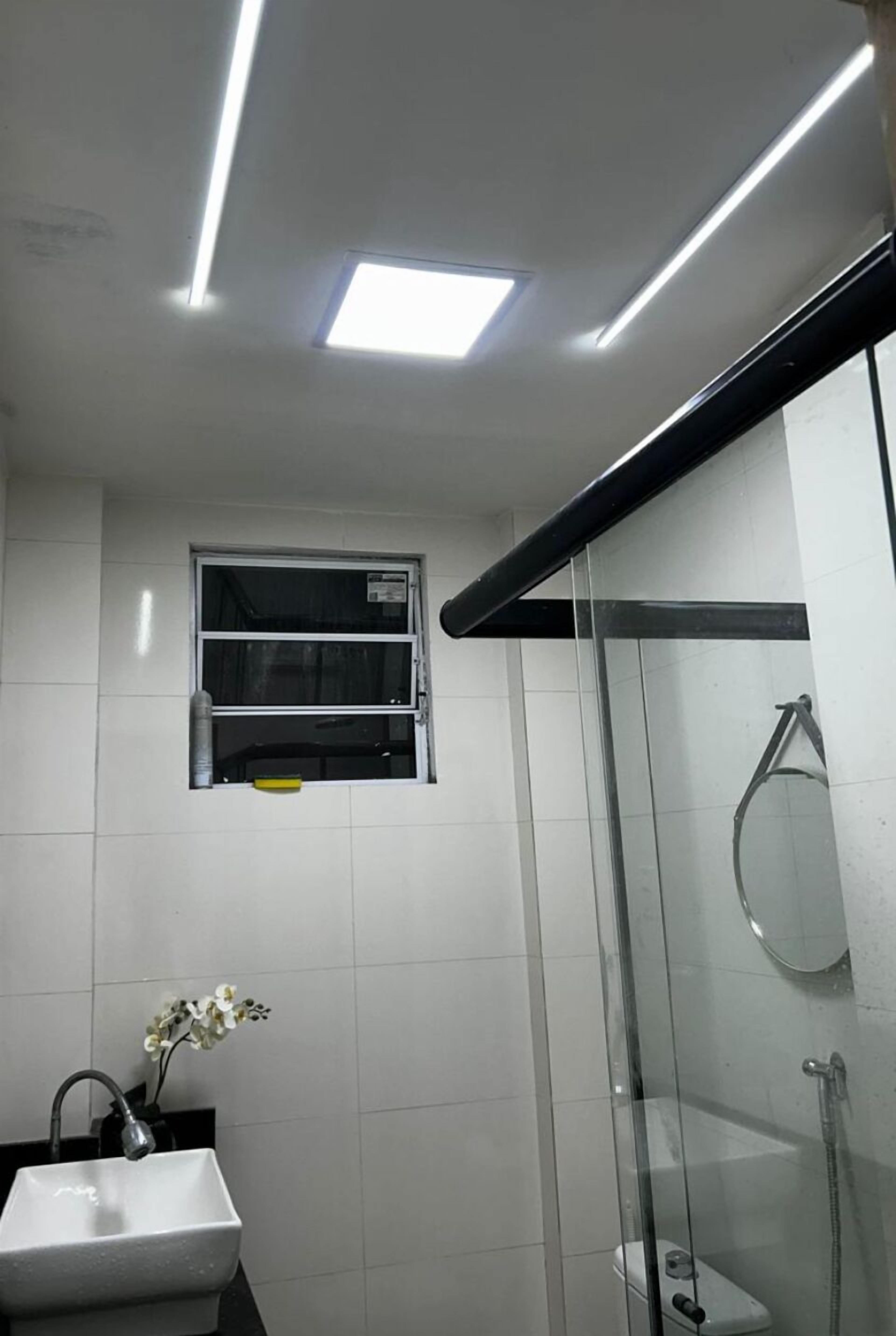 Huoneisto, 1 keskisuuri parisänky ja vuodesohva, ilmastointi, kaupunkinäköala | Kylpyhuone