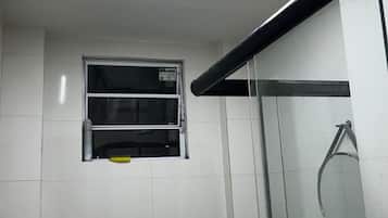 Huoneisto, 1 keskisuuri parisänky ja vuodesohva, ilmastointi, kaupunkinäköala | Kylpyhuone