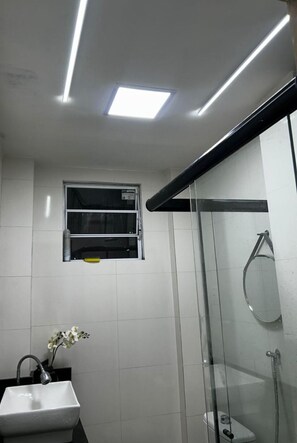 Apartamento, 1 cama de matrimonio con sofá cama, Aire acondicionado, vistas a la ciudad | Baño