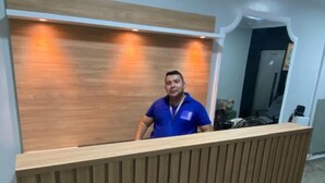 Un mostrador de recepción con detalles de madera y diseño moderno.