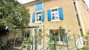 A building with blue shutters, a visible door, and a sign indicating 'Aude'. - Les Salins 2 - Peyriac de Mer (Peyriac de Mer)
