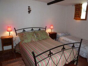 1 bedroom, free WiFi - The Château Annexe - the Tower (PEYRIAC DE MER)