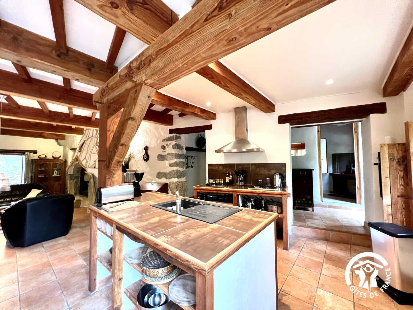 Een koelkast, een magnetron, een oven, een vaatwasser