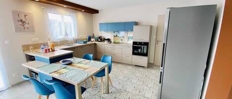 Kjøleskap, mikrobølgeovn, ovn og oppvaskmaskin