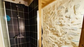 Un baño con ducha, lavamanos e inodoro.