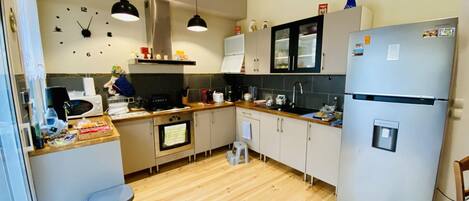 Kylskåp, mikrovågsugn, ugn och diskmaskin