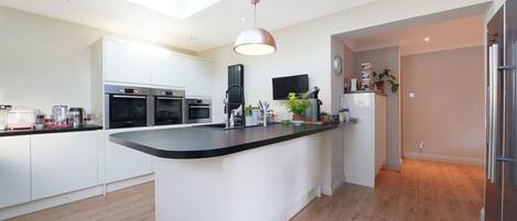 Een microgolfoven, een oven, een kookplaat, een vaatwasser