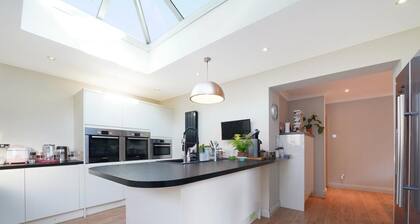 10 min. to the Superstore and Stations! Free Parking! Family-sized House