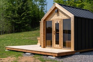 Exterior - Edge of Stillness at Dimensions | Cabin Seventeen | Meals Included (Algonquin Highlands)