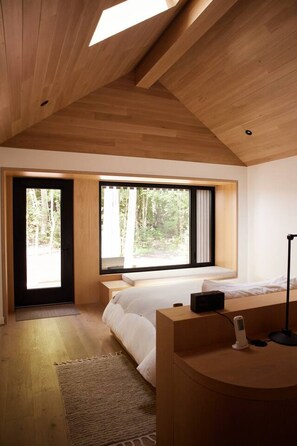 1 bedroom, desk, WiFi, bed sheets - Edge of Stillness at Dimensions | Cabin Seventeen | Meals Included (Algonquin Highlands)