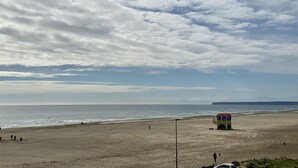 Une plage avec une tour de surveillance et un ciel dégagé.