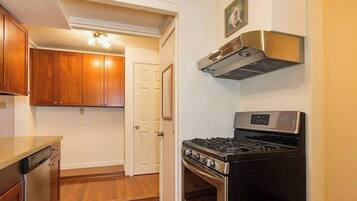 雪櫃、微波爐、焗爐、爐具