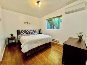 Een strijkplank/strijkijzer, internet, beddengoed