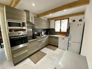 ثلاجة، ميكروويف، فرن، غسالة أطباق