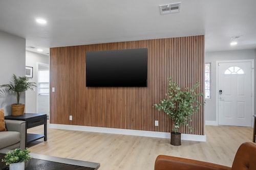 Vegas Ranch Oasis-1/2 Acre lot W/Pool - Near Strip