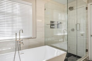 Dusche, Bidet, Handtücher, Seife