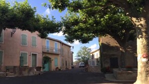 A narrow street lined with traditional buildings, some with balconies. - Alice - MONTGAILLARD (MONTGAILLARD)