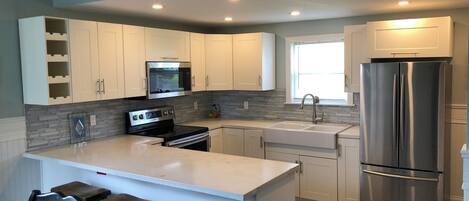 Refrigerador, microondas, horno y parrilla de estufa