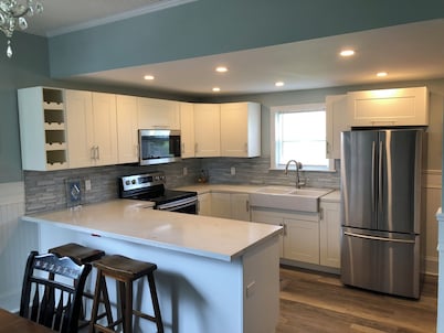 Charming 3-bedroom cottage in Central Newfoundland overlooking Bay of Exploits