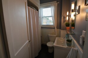 Hårtork, handdukar, tvål och toalettpapper