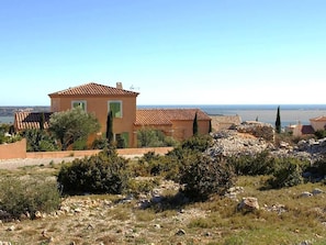 A coastal property with a Mediterranean-style building, a stone wall, and a view of the sea. - Vista Alegre - FITOU (FITOU)