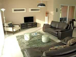 A modern living room with a sofa, a coffee table, a TV, and a lamp. - Vista Alegre - FITOU (FITOU)