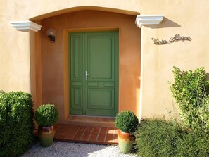 A building entrance with a green double door, a small porch, and a sign that reads 'Vista Alegre'. - Vista Alegre - FITOU (FITOU)