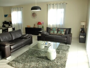 A living room with two sofas, a coffee table, a rug, a lamp, and a television. - Vista Alegre - FITOU (FITOU)