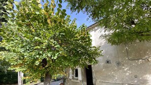 Un bâtiment avec une façade en béton, une porte et une petite table à l’extérieur.