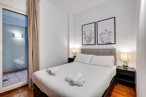 Tabla de planchar con plancha, wifi y ropa de cama 