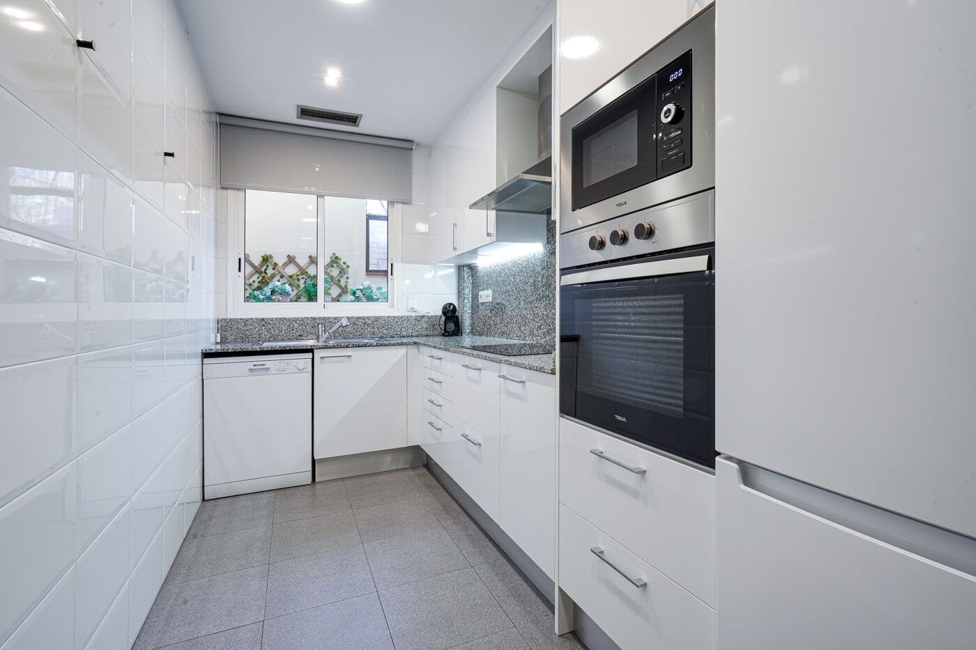 Kylskåp, mikrovågsugn, ugn och diskmaskin