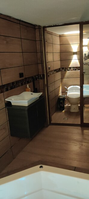 Regadera, tina de hidromasaje, secadora de cabello, toallas 