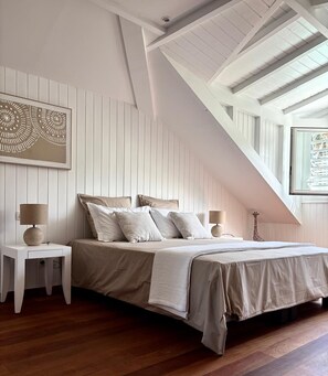 4 habitaciones, escritorio y tabla de planchar con plancha 