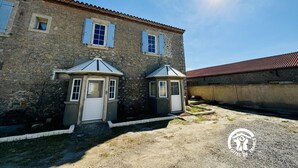 A stone building with two small attached structures, each with a door and windows. - Etoiles des Salins - Gîte 2 (PORT LA NOUVELLE)