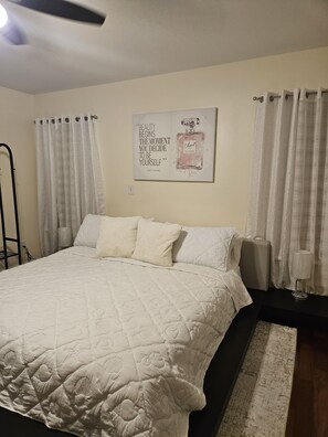 Schreibtisch, Bügeleisen/Bügelbrett, kostenloses WLAN, Bettwäsche