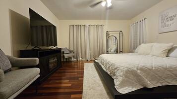 Een bureau, een strijkplank/strijkijzer, gratis wifi, beddengoed