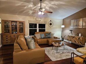 Smart-TV, Kamin, Videospiele, Bücher