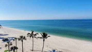 Ligstoelen aan het strand