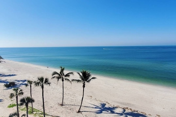 Ligstoelen aan het strand