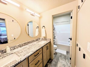 Toallas, jabón, shampoo, papel de baño